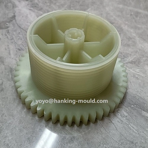 Plastic gear injection molding